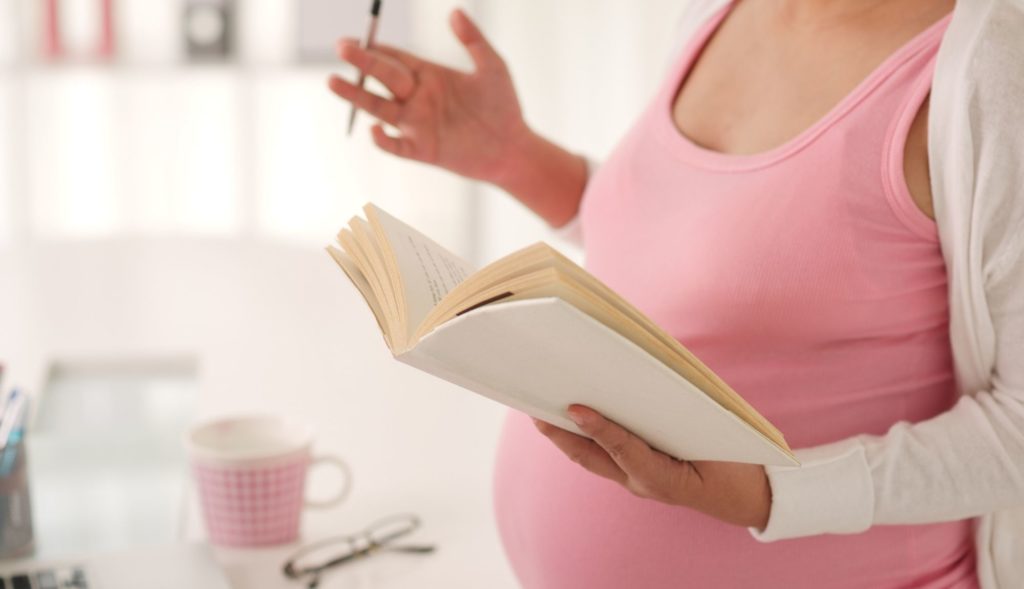 O trabalho de parto é um processo fisiológico e pode ser dividido em 6 fases, desde  a preparação do colo do útero até a retirada da placenta.